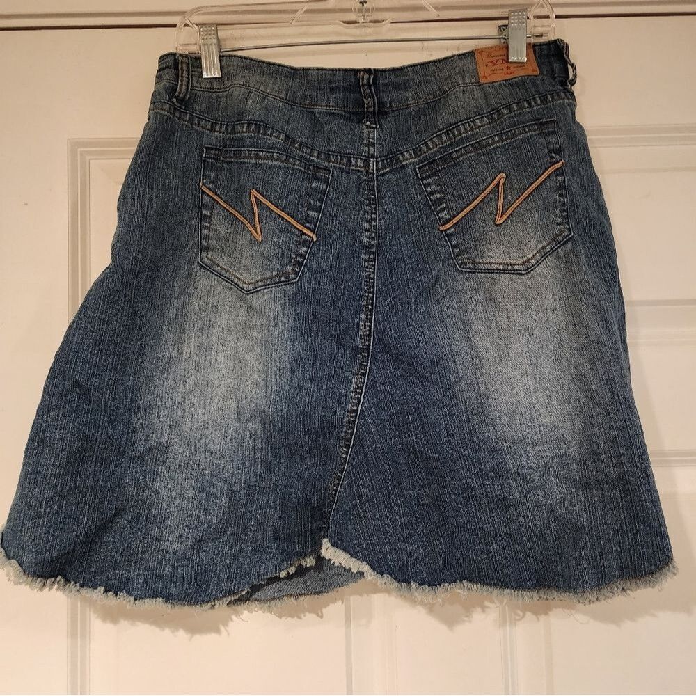 YMI Y2K Style knee length denim skirt Size 7 Juniors - Picture 3 of 3